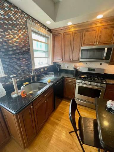 Main picture of 862 E 5th St