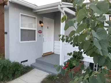 Main picture of 10924 1/2 Landale St