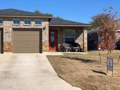 Main picture of 905 Rosewood Dr