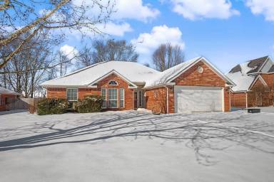 Main picture of 305 Coachlight Dr