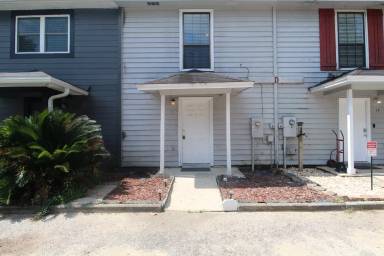 Main picture of 7022 Chapel St