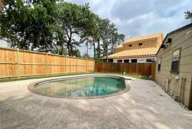 Main picture of 1428 W 43rd St