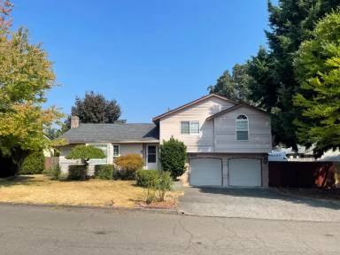 Main picture of 2402 NE 91st St