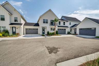 Main picture of 405 Oak Hammock Ct