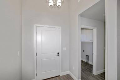 Main picture of 7616 Woodford Ave