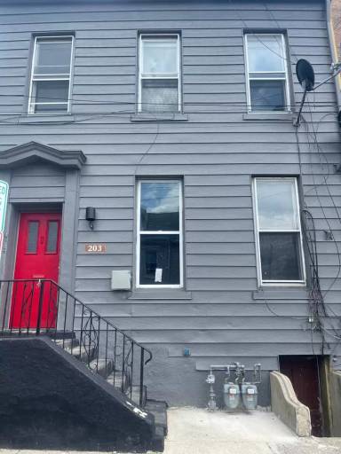 Main picture of 203 N 2nd St