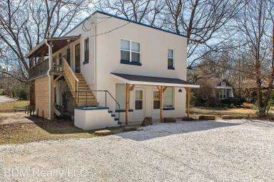 Main picture of 15 E Elm St