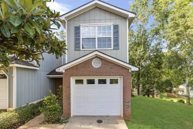 Main picture of 101 W Briar Dr