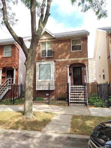 Main picture of 1648 E 70th St
