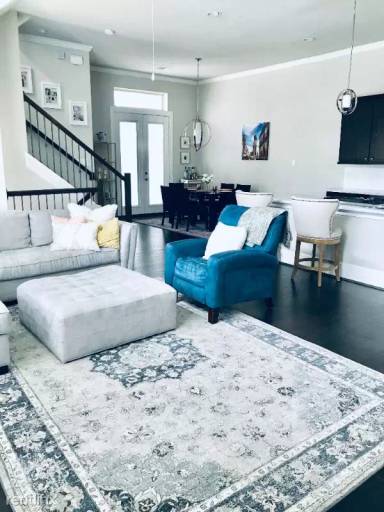 Main picture of 909 W 24th St
