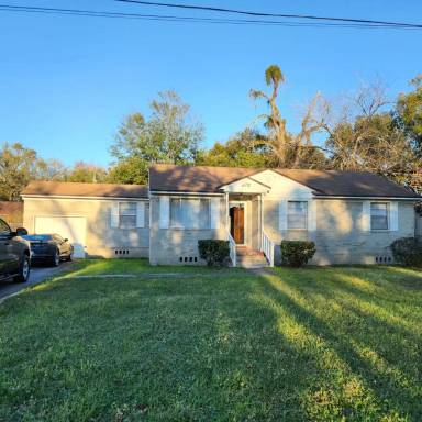 Main picture of 7927 Reid Ave
