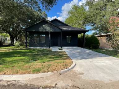 Main picture of 635 E Brenham St