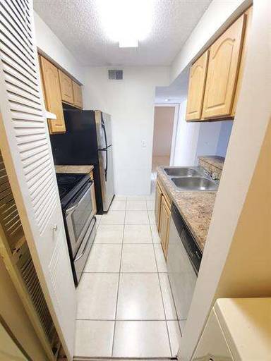 Main picture of 1227 SW 46th Ave
