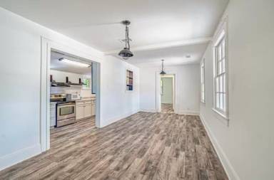 Main picture of 3000 N Oak St