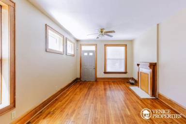 Main picture of 1984 Summit St