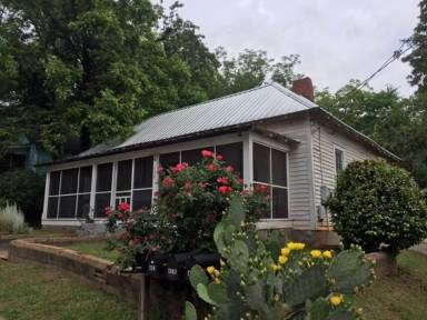 Main picture of 130 1/2 Easy St