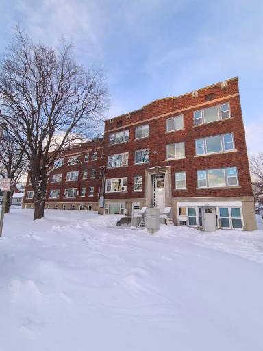 Main picture of 833 W 2nd St
