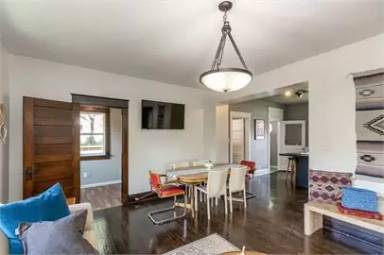 Main picture of 306 W 39th Ter