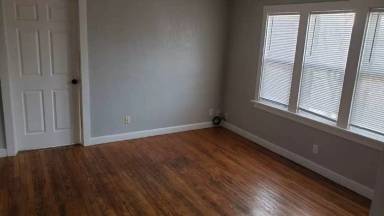 Main picture of 2830 W Saint Paul Ave