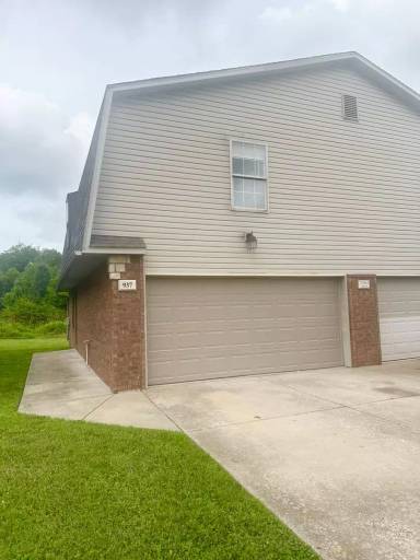 Main picture of 927 W Black St