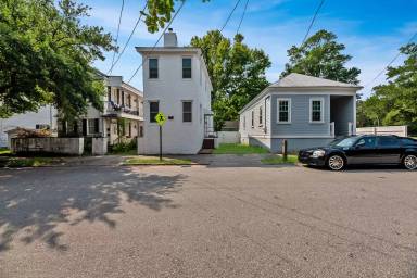 Main picture of 25 1/2 Maverick St