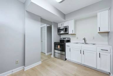 Main picture of 922 Pape Ave