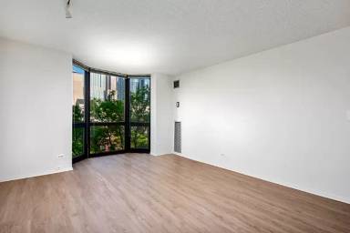 Main picture of 1011 N La Salle Dr