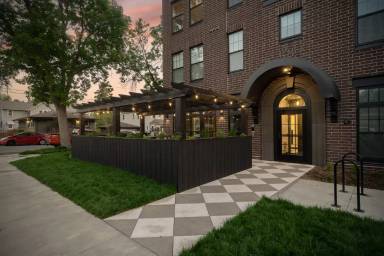 Main picture of 1000 Main Street