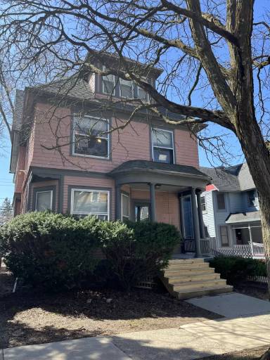 Main picture of 332 E Jefferson St