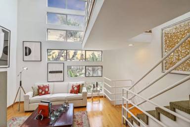 Main picture of 821 Bay St