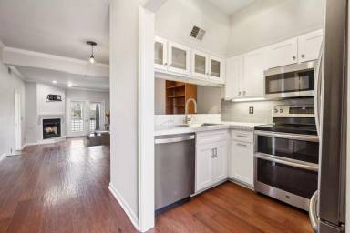 Main picture of 115 W End Pl