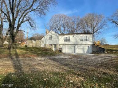 Main picture of 1123 NE Russell Rd