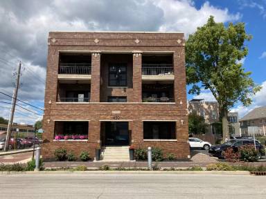 Main picture of 450 E Walnut St