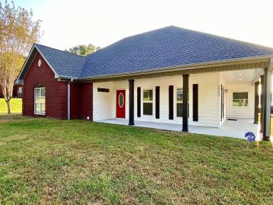 Main picture of 2205 Elvis Presley Dr