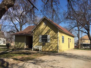 Main picture of 401 S Roberts Ave