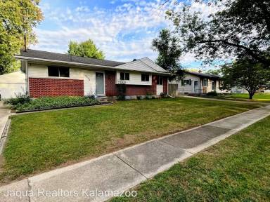 Main picture of 5633 Cabot St