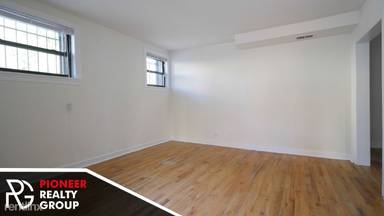 Main picture of 813 W Waveland Ave