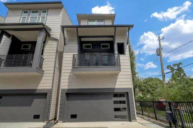 Main picture of 1535 W 24th St