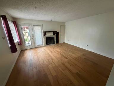 Main picture of 9823 Walnut St