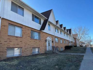 Main picture of 104 E Poplar St