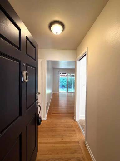 Main picture of 1086 Robin Way