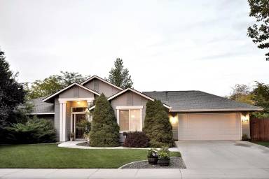 Main picture of 2340 N Warwick Ave