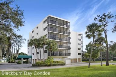 Main picture of 2090 S Tamiami Trl