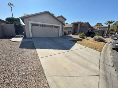Main picture of 441 W Half Moon Way