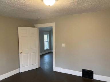 Main picture of 3119 W 52nd St
