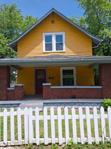 Main picture of 132 W 3rd St