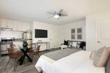 Main picture of 1321 E St