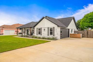 Main picture of 6015 Chandelle Cir