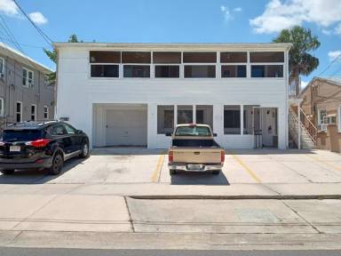 Main picture of 206 S Oleander Ave