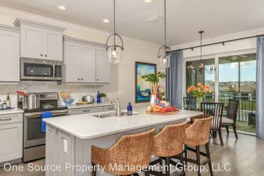 Main picture of Stunning 3/2 Carriage Home!